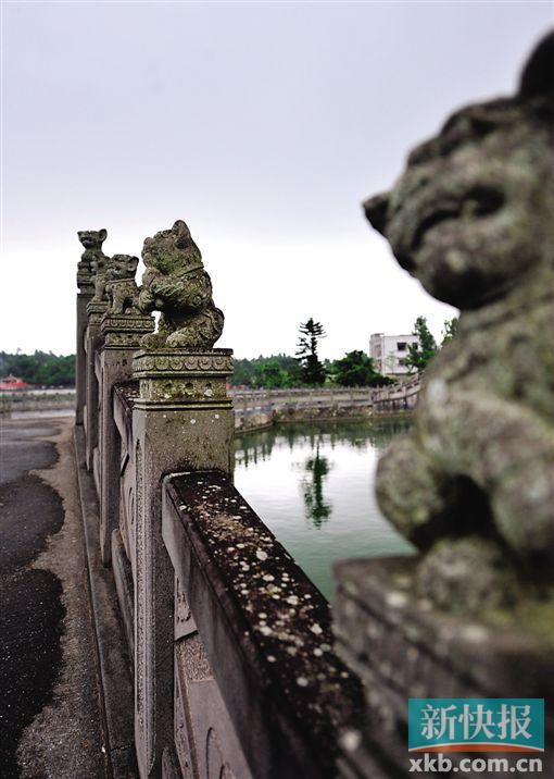 ■石狗桥上形态各异的石狗。