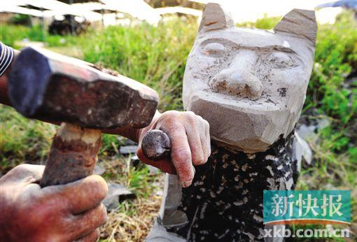 ■雕刻石狗是一项体力活。