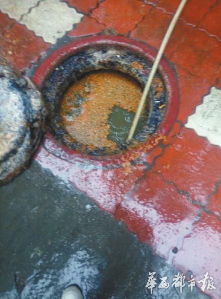【居民称窨井盖里的火锅油污时常造堵。】