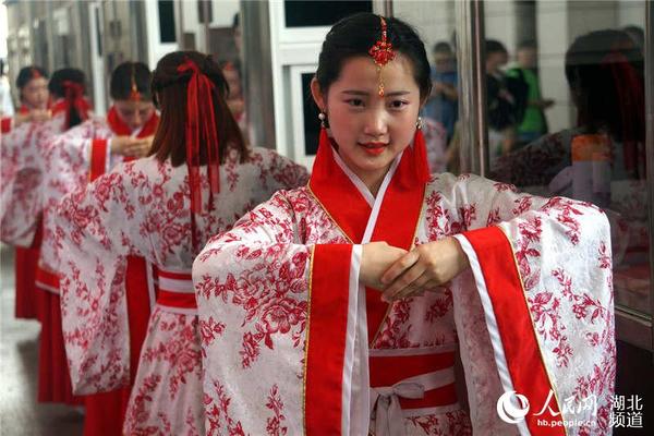 身着汉服的工作人员在车站进站口向进站旅客展示汉代迎宾礼。刘卫兵 摄