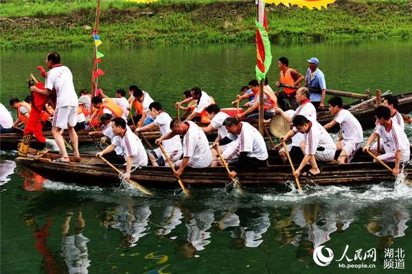 图为端午节早晨龙船和龙舟从汉江进入堵河竟渡时的情景