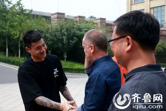 曼诺离济百名球迷相送 临别祝福球队鲁能亚冠