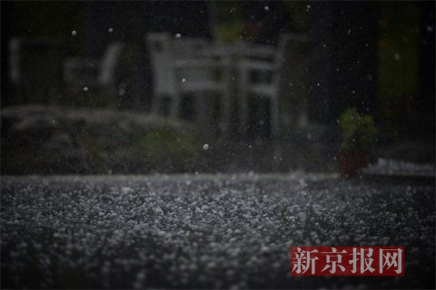 6月10日下午，东四十条附近，冰雹落地。新京报记者 王嘉宁 摄