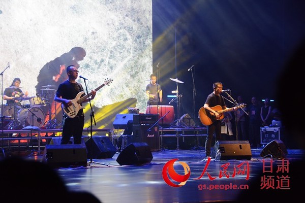 兰州马拉松之夜 苏阳、低苦艾乐队助阵（ 高增硌 摄）