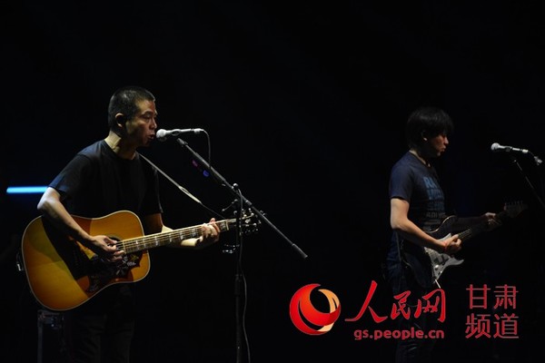 兰州马拉松之夜 苏阳、低苦艾乐队助阵(高增硌 摄)