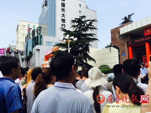 2016年济南中考语文考试结束 学生出来先发朋友圈