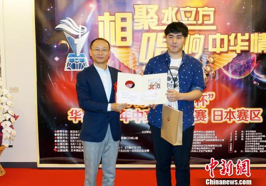 图为王军总领事（图左），为当天获得第一名的林枫颁发证书。　东友　摄