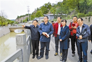 ▼“中国共产党的精神”采访组在梁家河村采访。