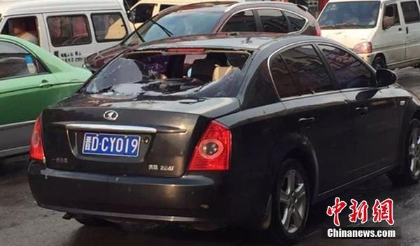 　　车辆受损。 张阳阳 摄