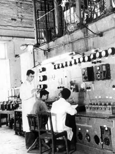 上世纪50年代，张存浩（左一）在实验室进行水煤气合成液体燃料实验。 图片来源：经济日报