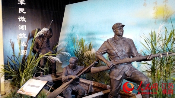 展馆内展示的是当年军民在微山湖上的抗战情景。