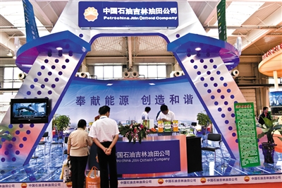 周永康侄子周锋违规获得吉林油田两块油气田合作及开采权，非法获利2亿多元。图/CFP