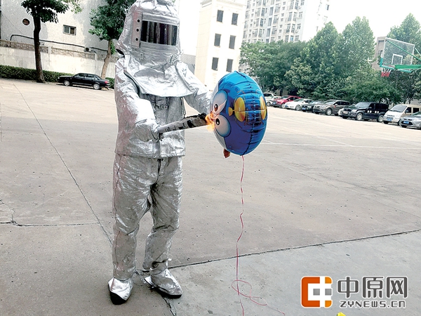 点燃报纸碰触氢气球,炸了