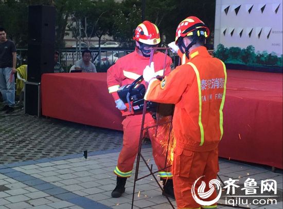 泰安消防支队消防员通过现场实验讲解安全常识-切割防盗门。记者-孙淑燕-摄
