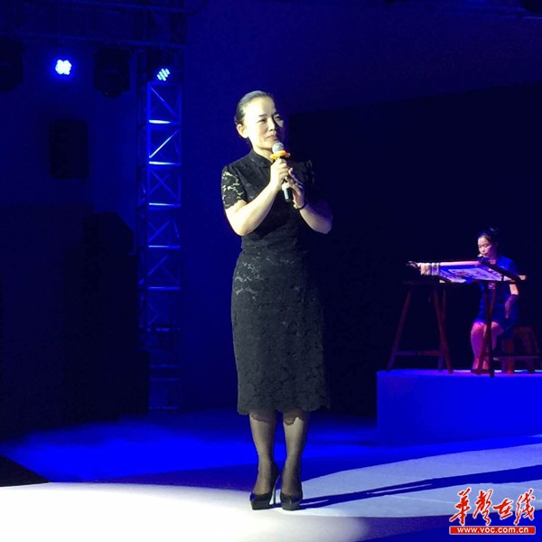 湖南省文化厅党组书记、厅长李晖在致辞中表示，希望通过这场T台秀，让更多人关注湖南非遗，让非遗走进大众的生活。