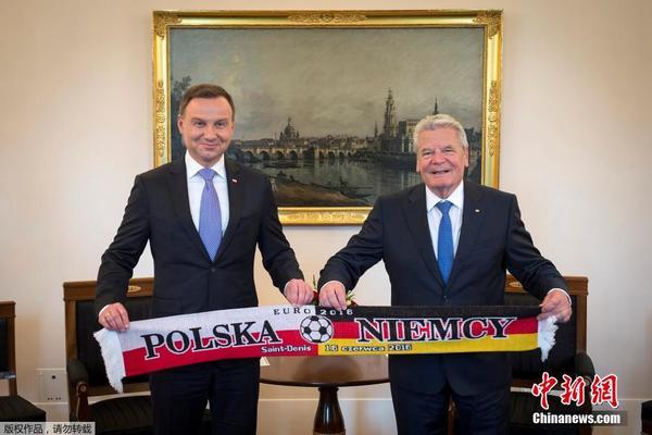 波兰总统到访德国 同德总统举球迷围巾助威欧洲杯