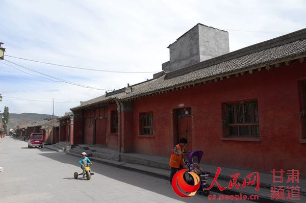 小朋友在街上快乐玩耍（刘海天 摄）