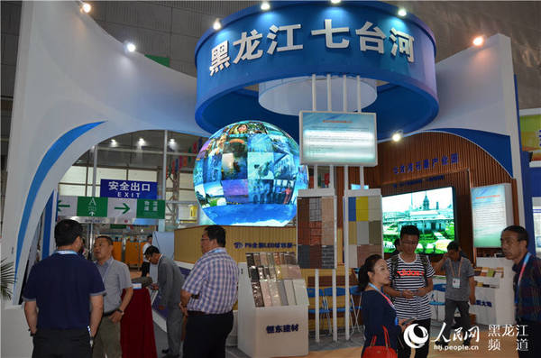 七台河展厅“P6全彩LED球形屏”引人驻足。