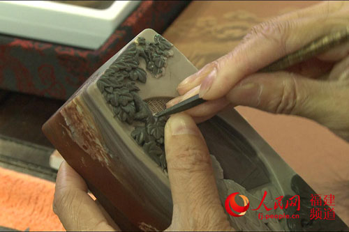 福建工艺美术师叶子在巧手雕刻。 蒋巍念摄