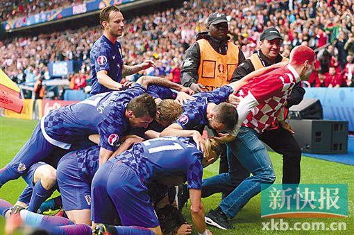 ■小组赛首轮对阵土耳其,莫德里奇打入世界波后,有克罗地亚球迷混入场内,球员们也不见外,一把将他抱住,场面倒也其乐融融。