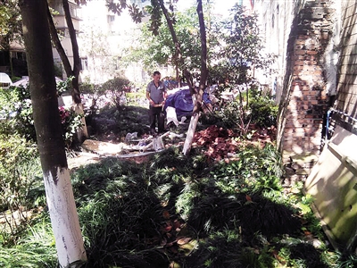 施工工人正在对水管进行维修。 见习记者 燕勇 摄