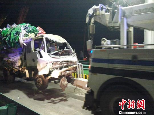 圖為事故清障車運送受損車輛?！∩泻绮〝z