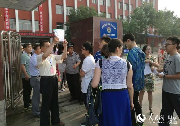 考务人员指导考生入场 刘啸宇摄