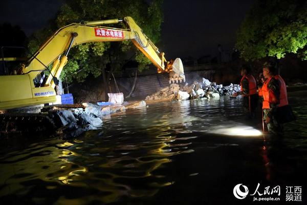 武警水电二总队官兵开赴景德镇抗洪抢险。