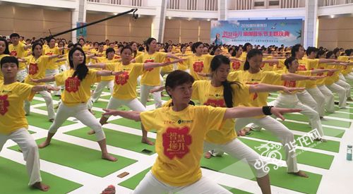 瑜伽姿势练习 张宝 摄