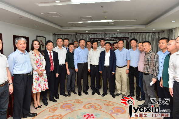 自治区党委副书记、兵团党委书记、政委孙金龙与中国青年企业家代表合影。
