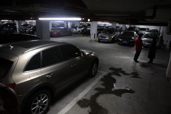 上海豫园街道让私家车在商务楼过夜,停车费每