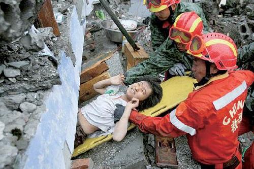 汶川地震"微笑女孩"来山城 重庆大学生要陪她完成心愿