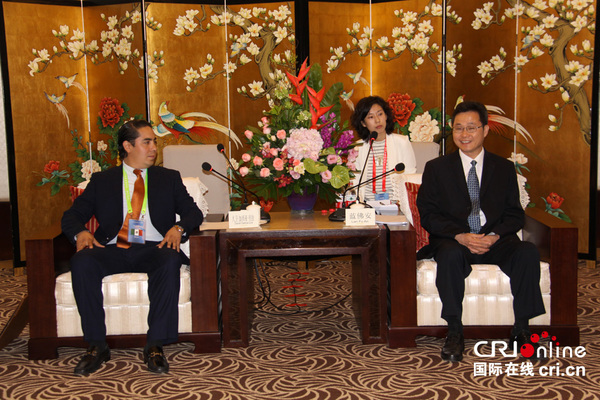 　　广东省副省长蓝佛安在广州会见拉美青年领袖代表团