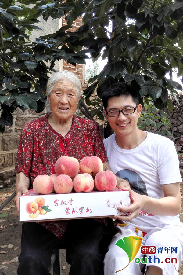 　　深入“蒙阴蜜桃”产地，与果农面对面交流。本人供图