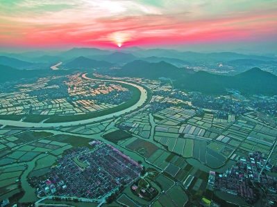 位于九龙江南溪的埭美村三面环水，夕阳在溪水的尽头慢慢落下。溪水赋予了这座村庄灵性，也给这里的人们带来了养殖和种植业的便利。