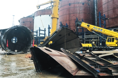 昨日，中铝郑州厂区，事发槽体区，一些被拆除的沉降槽体和罐体顶盖被放置在槽罐外围。新京报记者 王嘉宁 摄