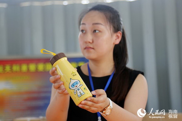 龙楼镇航天科普中心摆放销售航天纪念品.