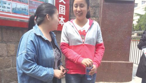 6月7日，张荞溪（左）和杨玉青（右）在考场外交流。本报记者 陈之焕 摄