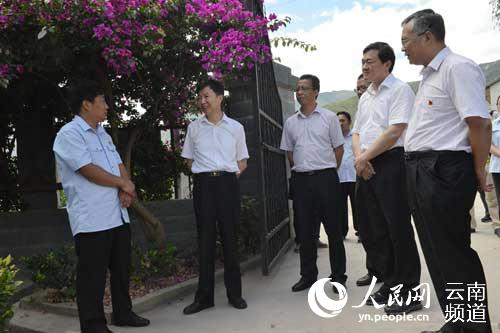 张学群在兰坪县法院营盘法庭调研。（摄影：唐时华、蜂良瑾）