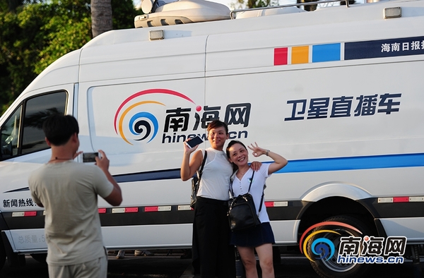 6月25日，文昌，游客在南海网卫星直播车前合影留念。南海网记者 沙晓峰 摄