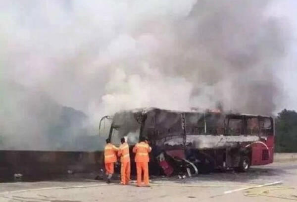 湖南宜章境内客车起火,已致30人遇难