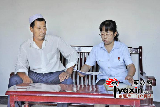 任红梅接待来法院办事的群众。任红梅供图