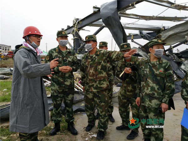 救援官兵研究破拆方案。