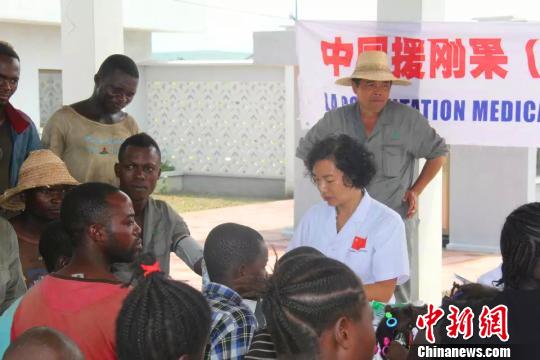 中国第16批援刚果(金)医疗队在义诊。