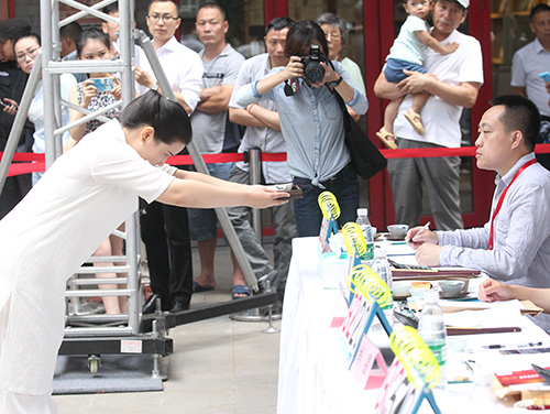 6月27日上午,作为“两展一节”的传统项目,2016“马连道杯” 全国茶艺表演大赛决赛在马连道拉开帷幕。