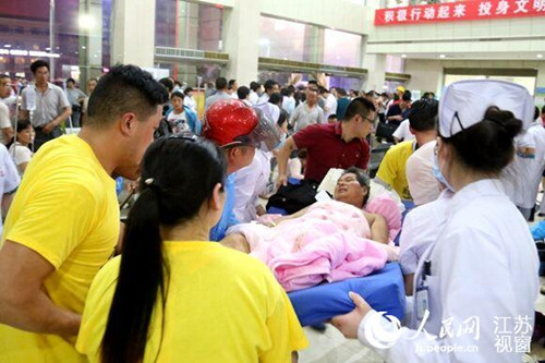 23日晚上，盐城市阜宁县人民医院的医护人员与志愿者一同救治受灾伤者。 是钟寅摄