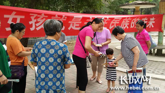 流动人口宣传活动小结_中南街道计生办青云社区开展 关爱流动人口 宣传活动(3)