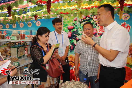 巴楚县副县长石德君介绍巴楚蘑菇。亚心网记者 王建隆 摄