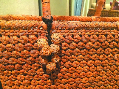 手工艺的细节增加了藤包的无形价值。