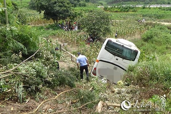 卧铺大巴与小汽车相撞冲下护坡